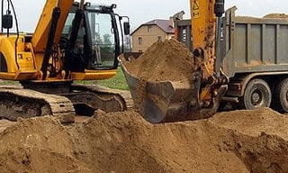 Выкопать яму экскаватором в Конаково от 947 руб. - 2Землекопа-Кнк
