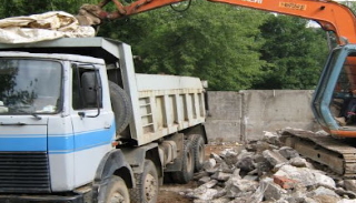 Вывоз строительного мусора с участка в Конаково недорого от 1578 руб. | 2Землекопа-Кнк